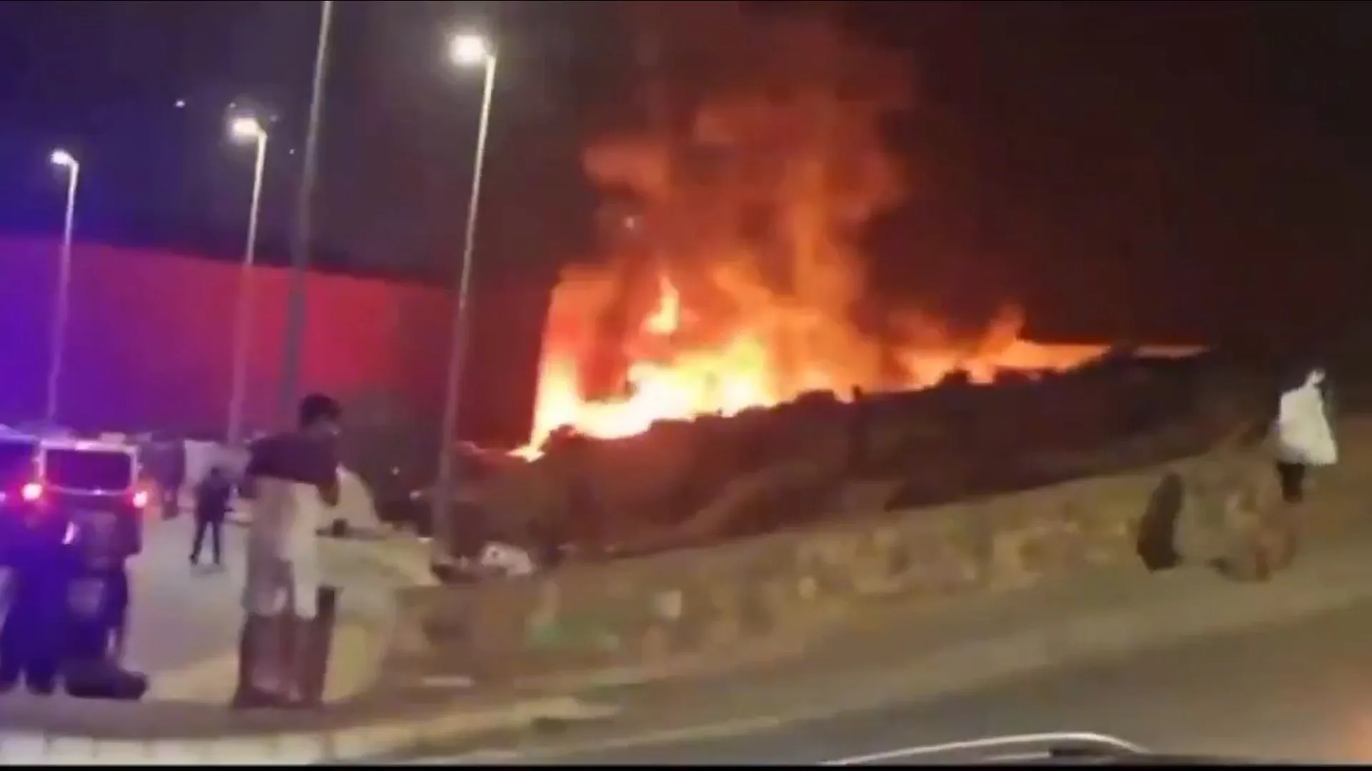 Incendiu devastator la Ceuta: sute de migranți fug din adăposturile distruse de flăcări