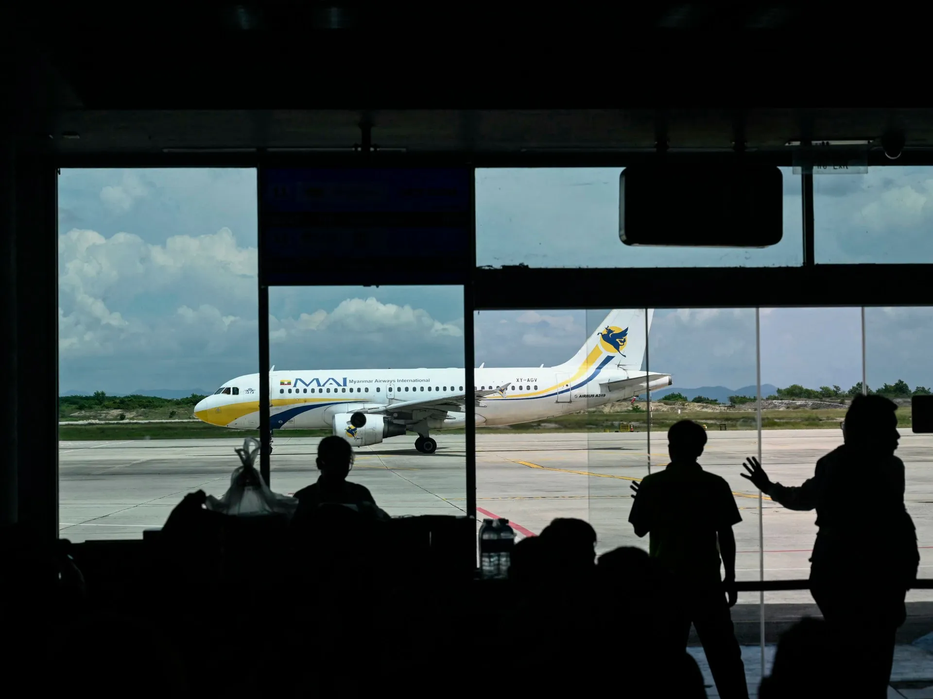 Aeroportul din Mandalay închis după un atac cu drone raportat: escaladarea conflictului din Myanmar