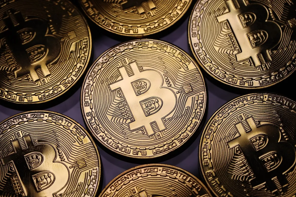Escrocii vizează sute de mii de posesori de criptomonede după ce Trezor confirmă breșa de securitate la furnizorul de e-mail