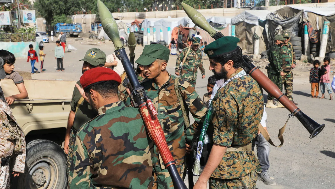 Rebelii houthi susținuți de Iran capturează un port strategic și o insulă, deschizând un nou front de luptă