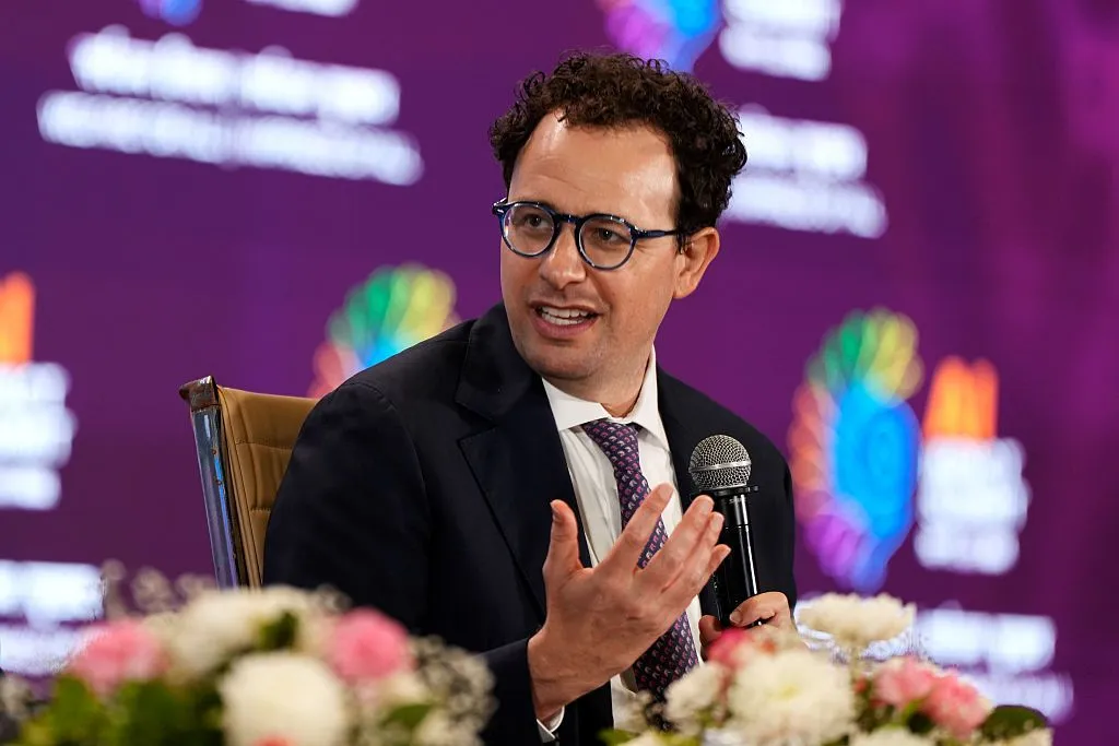 Dario Amodei, CEO-ul Anthropic, propune o oprire controlată a cursei la armamente AI: evaluatori embeddați, standarde comune și coordonare globală
