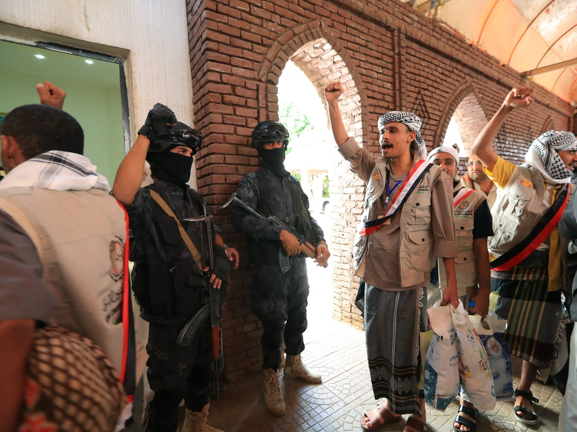 Marile Puteri se lovește pe usca Bab al-Mandeb: Arabia Saudită și huthii intră într-o escaladă periculoasă, iar Trump afirmă că rebeli i-au cerut să nu intervină