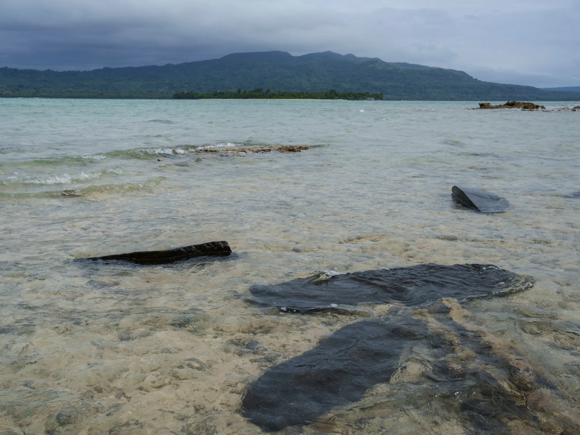 Tragedie în Pacific: Un mort și peste 30 de dispăruți după ce un feribot a naufragiat lângă Vanuatu