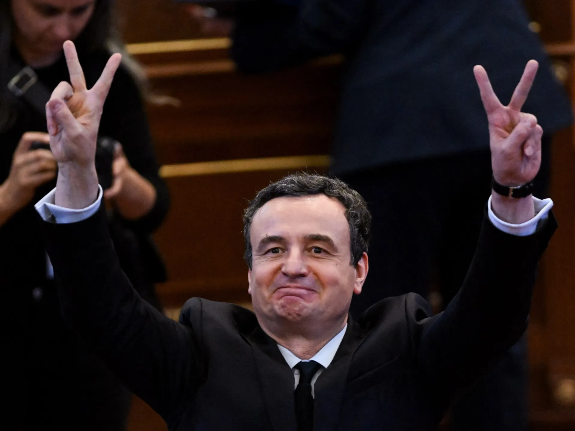Kosovo aprobă noul guvern după luni de blocaj politic, dar criza președinției abia începe
