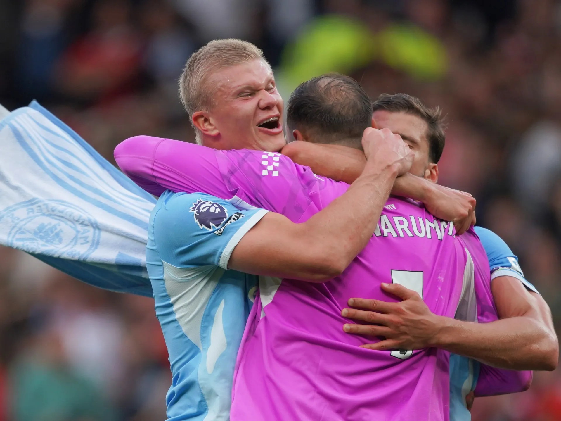 Haaland decide derby-ul de Manchester: City câștigă cu 10 jucători în fața unui United în criză profundă