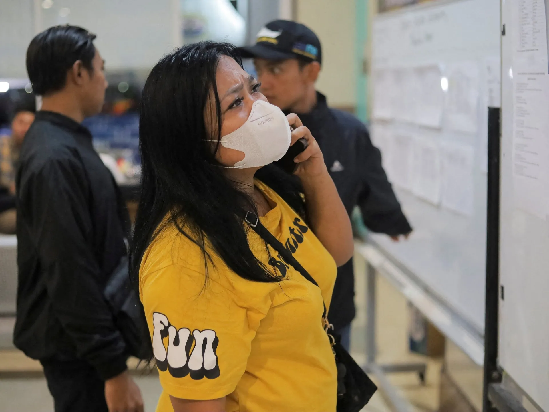 Indonezia: Curse împotriva timpului pentru a găsi 129 de dispăruți după răsturnarea unui feribot în Marea Java