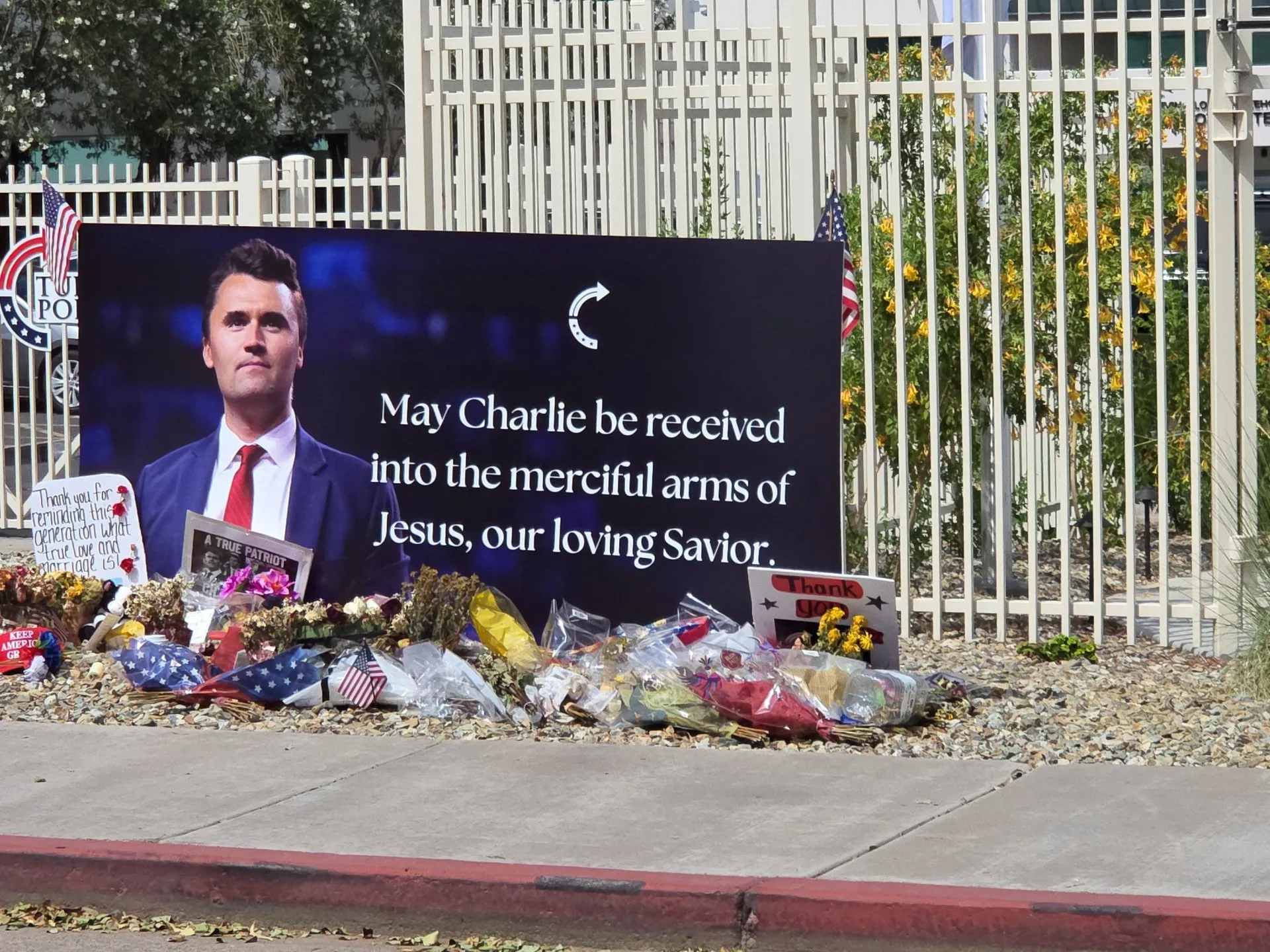 Statuia lui Charlie Kirk, profanată cu vopsea roșie la sediul Turning Point USA. Un nou episod în războiul memoriei americane