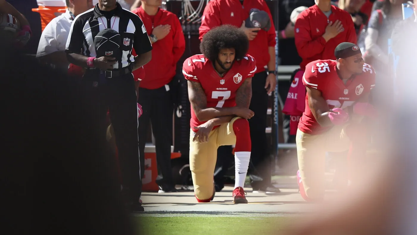 Zece ani de la îngenunchere: Colin Kaepernick continuă lupta sa 'primejdioasă'