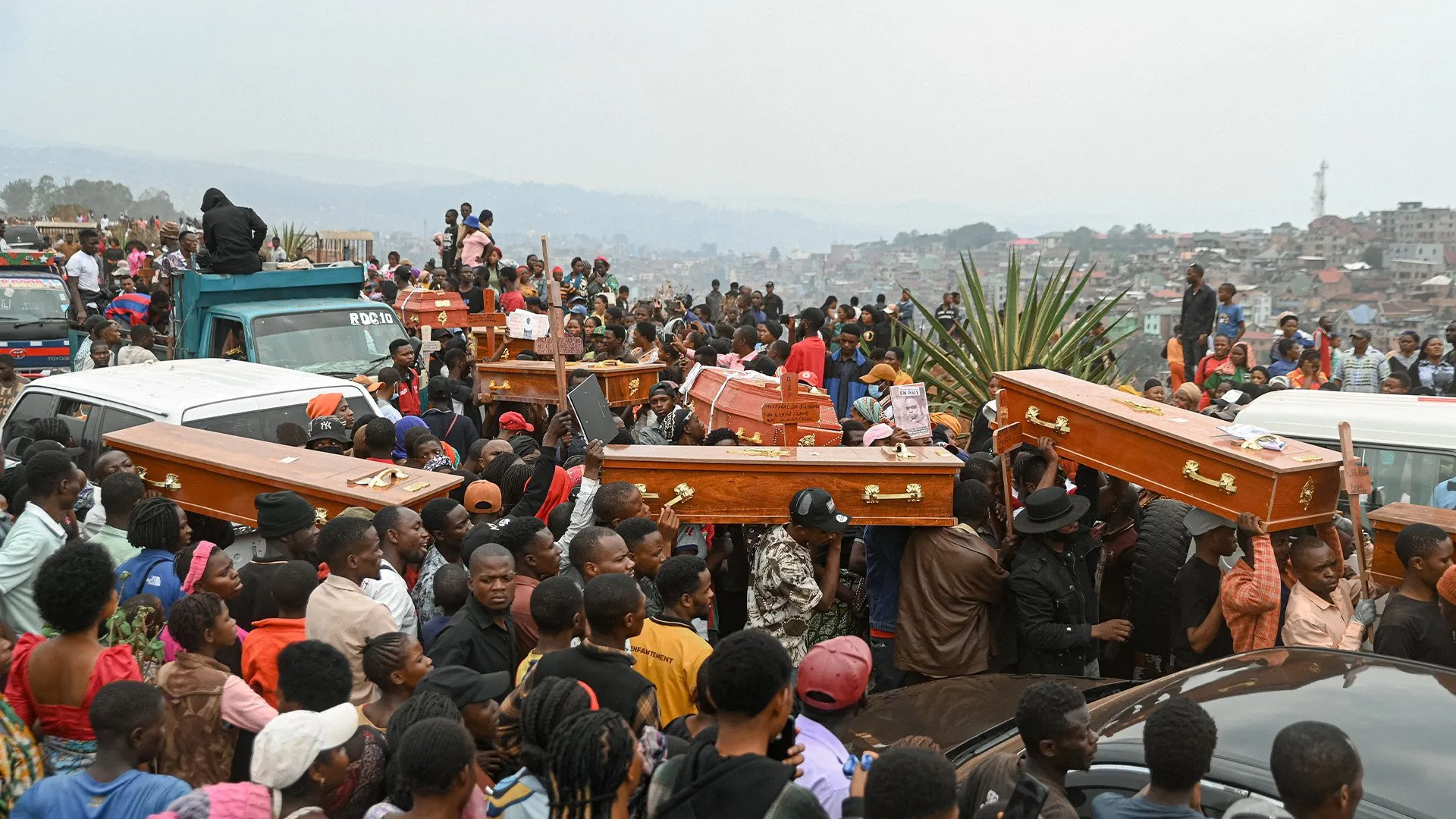 Doliu în RD Congo: funeralii pentru 28 de copii morți în incendiul de la școală