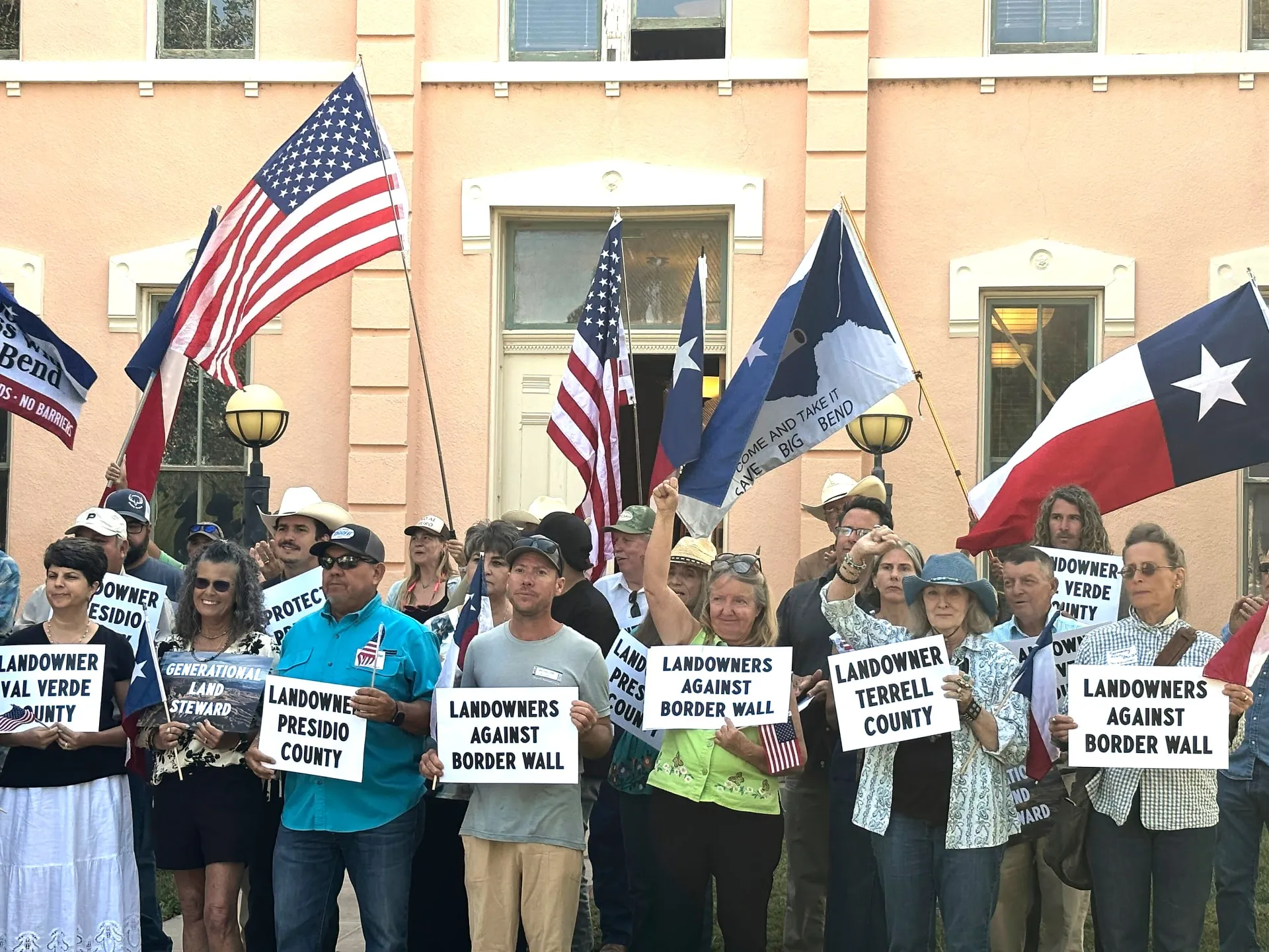 Proprietari de terenuri din Texas dau în judecată administrația Trump pentru a opri construcția zidului de la frontieră