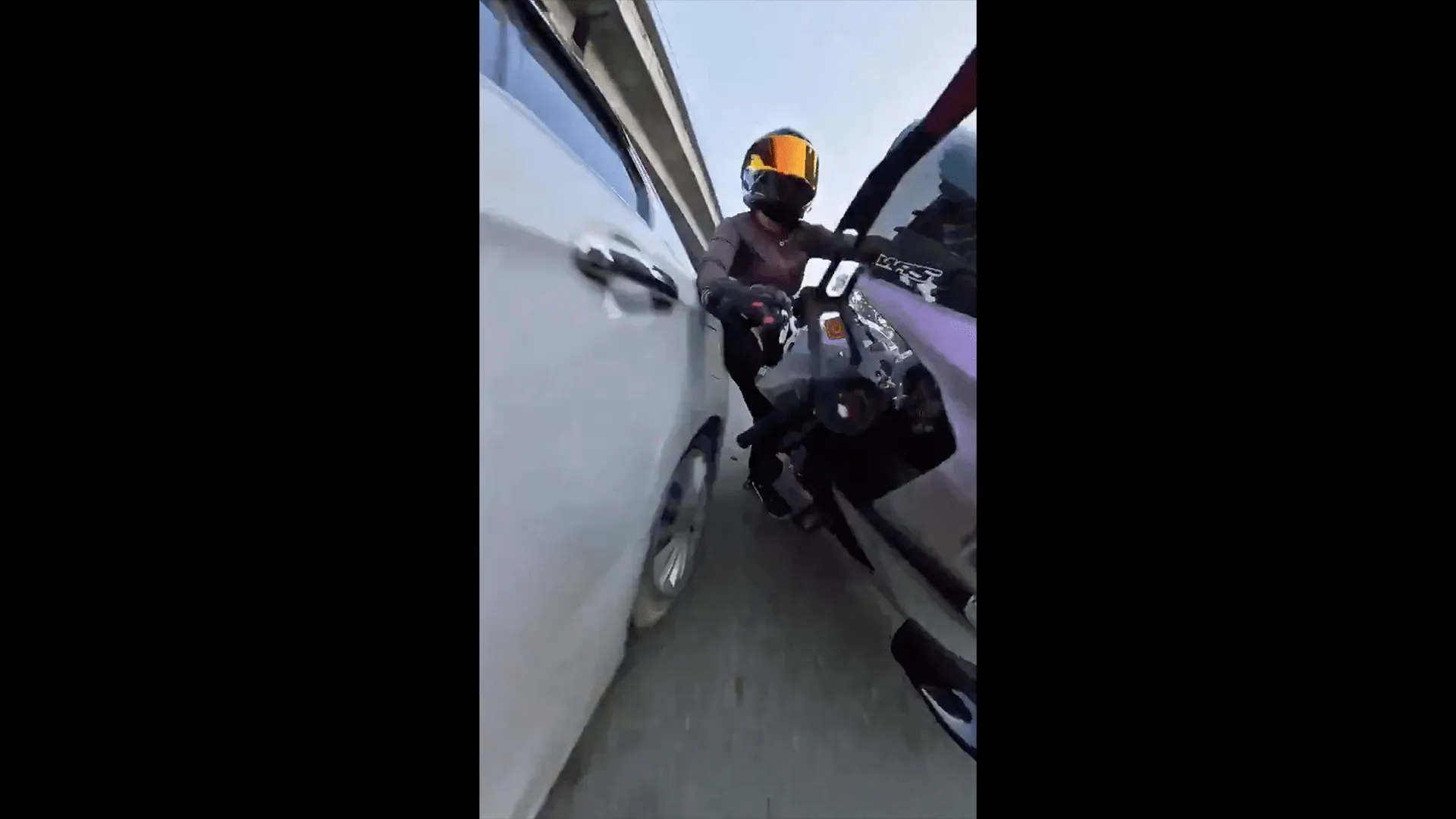 Furie la volan în India: o motociclistă a filmat momentul în care o mașină o lovește intenționat