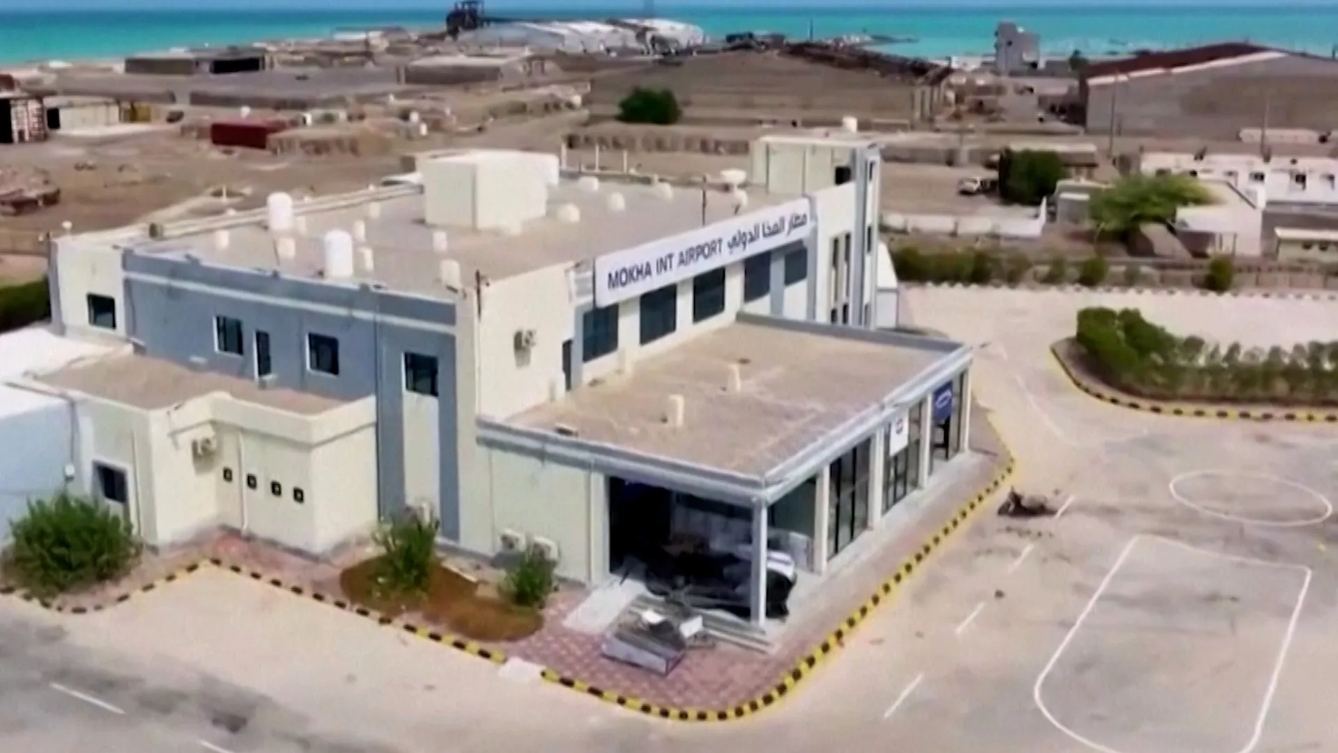 Imagini aeriene dramatice: aeroportul din Mocha, pustiu după preluarea controlului de către houthi