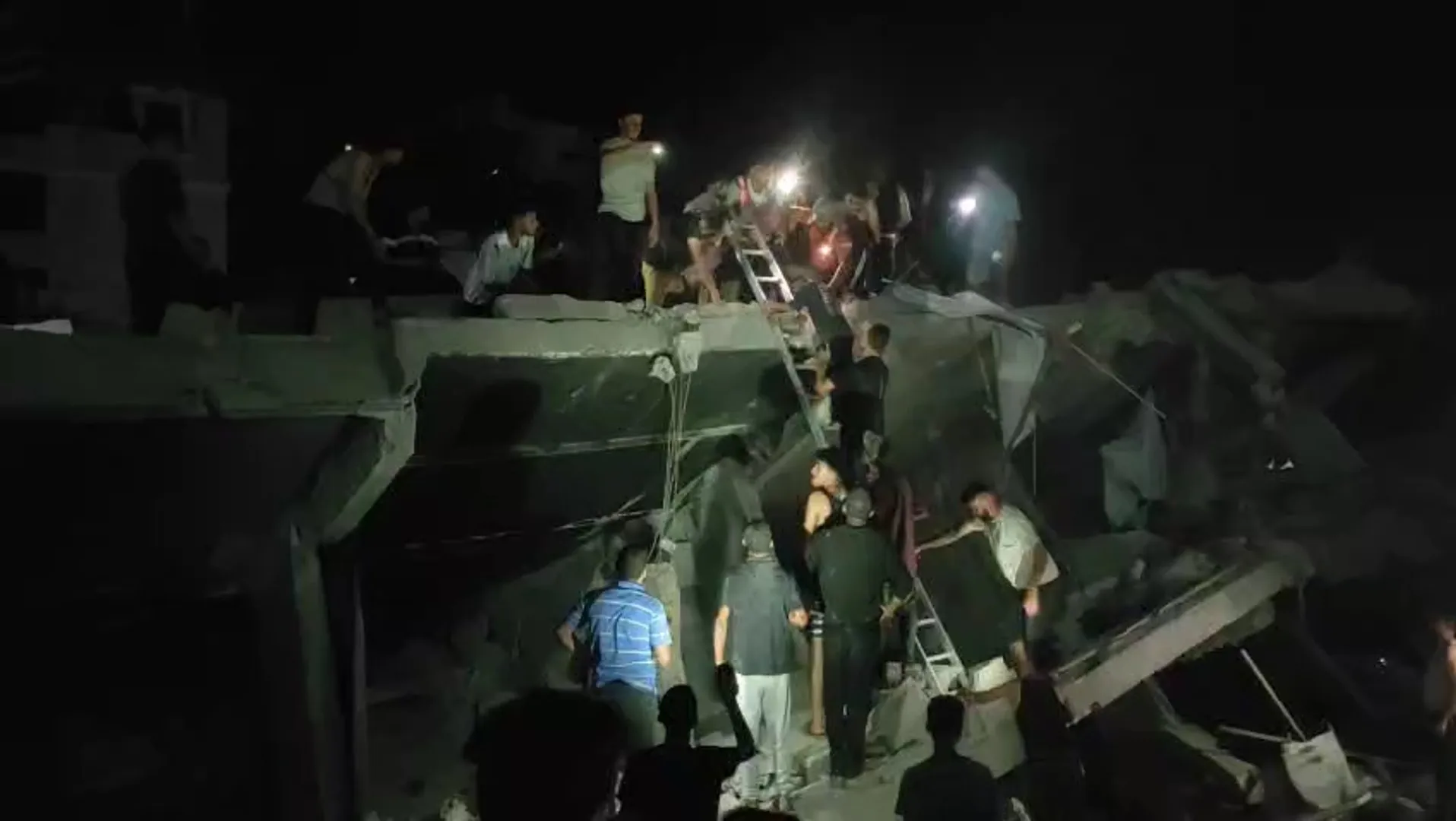 Prăbușirea unui bloc în Gaza: cel puțin 10 morți și zeci de dispăruți sub dărâmături