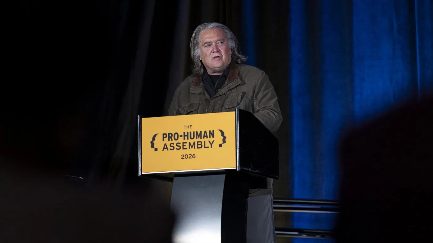 De ce Steve Bannon a ales de partea lui Sanders, nu a lui Trump, în problema AI
