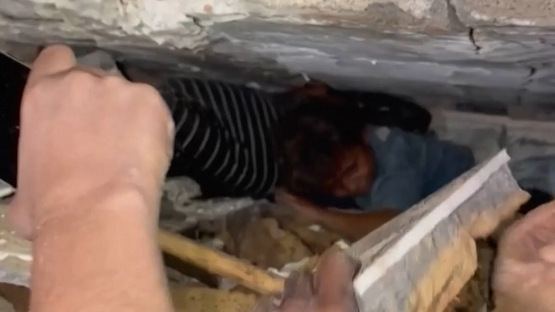 Salvatorii caută supraviețuitori după prăbușirea unui bloc de locuințe în Gaza: o tragedie anunțată