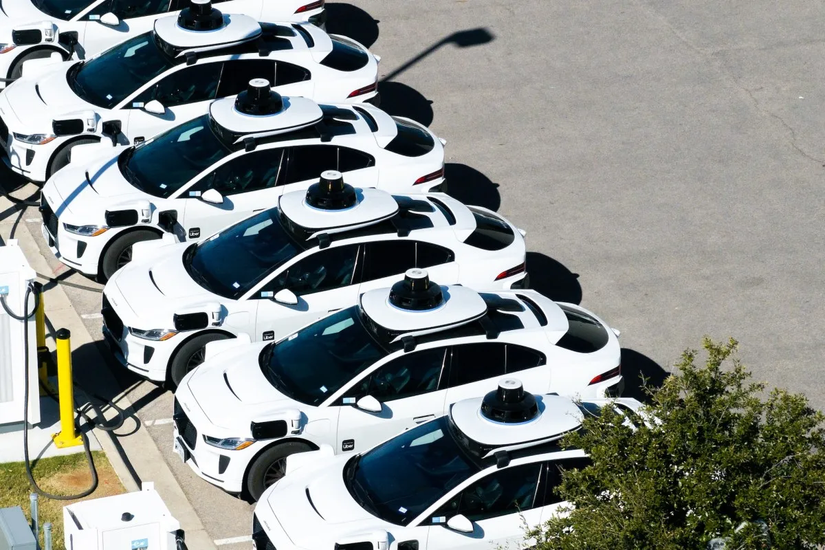 Waymo revine în San Antonio: robotaxiurile înfruntă din nou provocările după inundațiile devastatoare