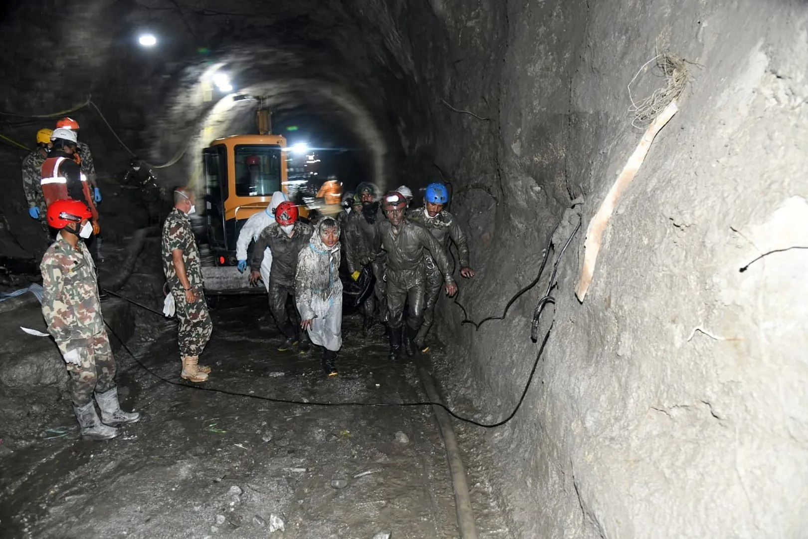 Tragedia din Nepal: patru cadavre recuperate dintr-un tunel inundat, în timp ce căutările continuă