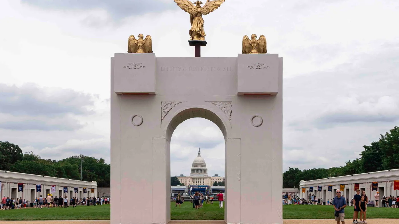 Trump transformă arcul triumfal din Washington într-o „fortăreață militară” cu lunetiști și drone